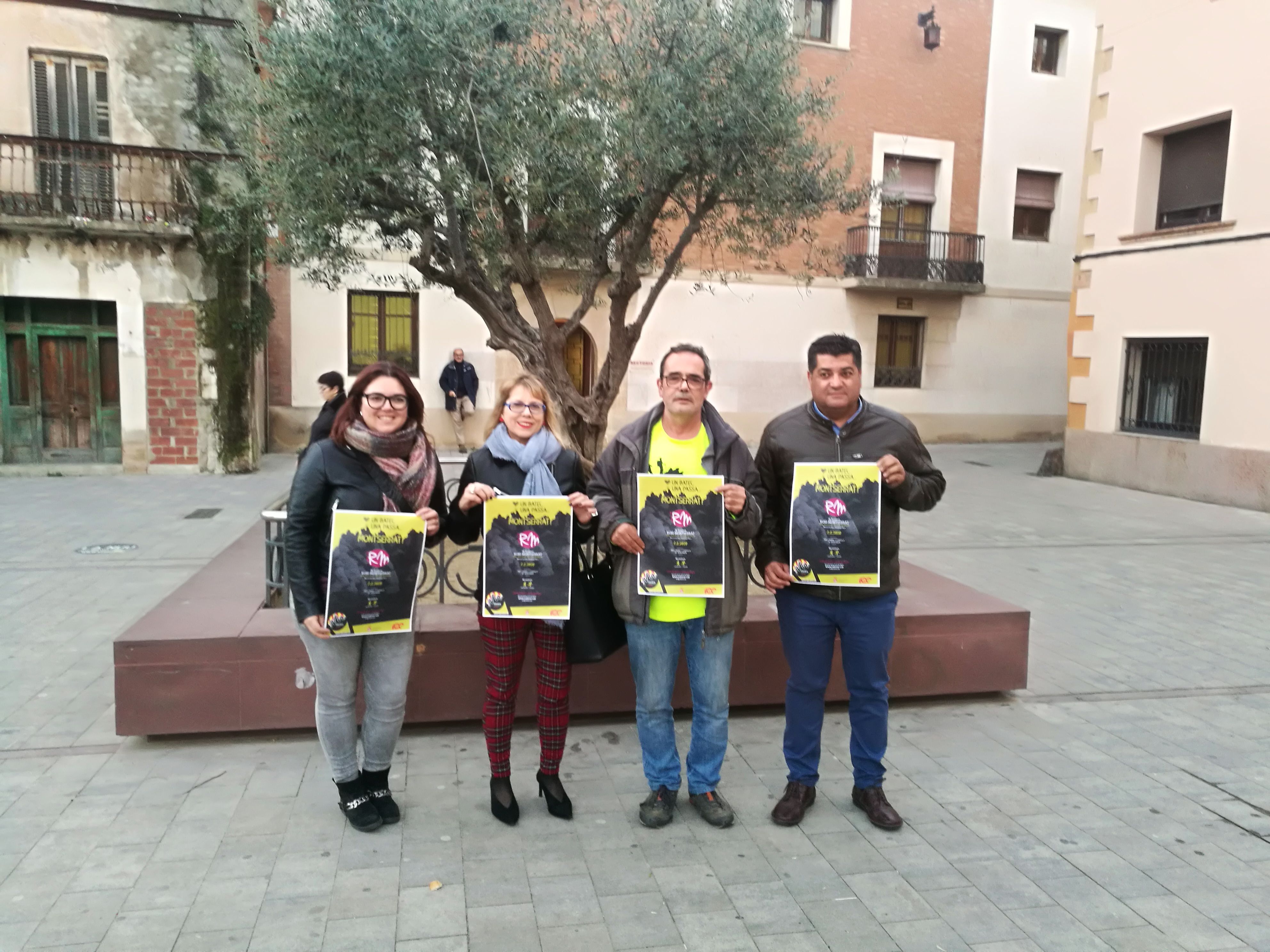 Els organitzadors de la travessa i el regidor d'esports a la plaça Dr. Guardiet, punt de partida de la tarvessa el pròxim 1 de març. FOTO: Redacció