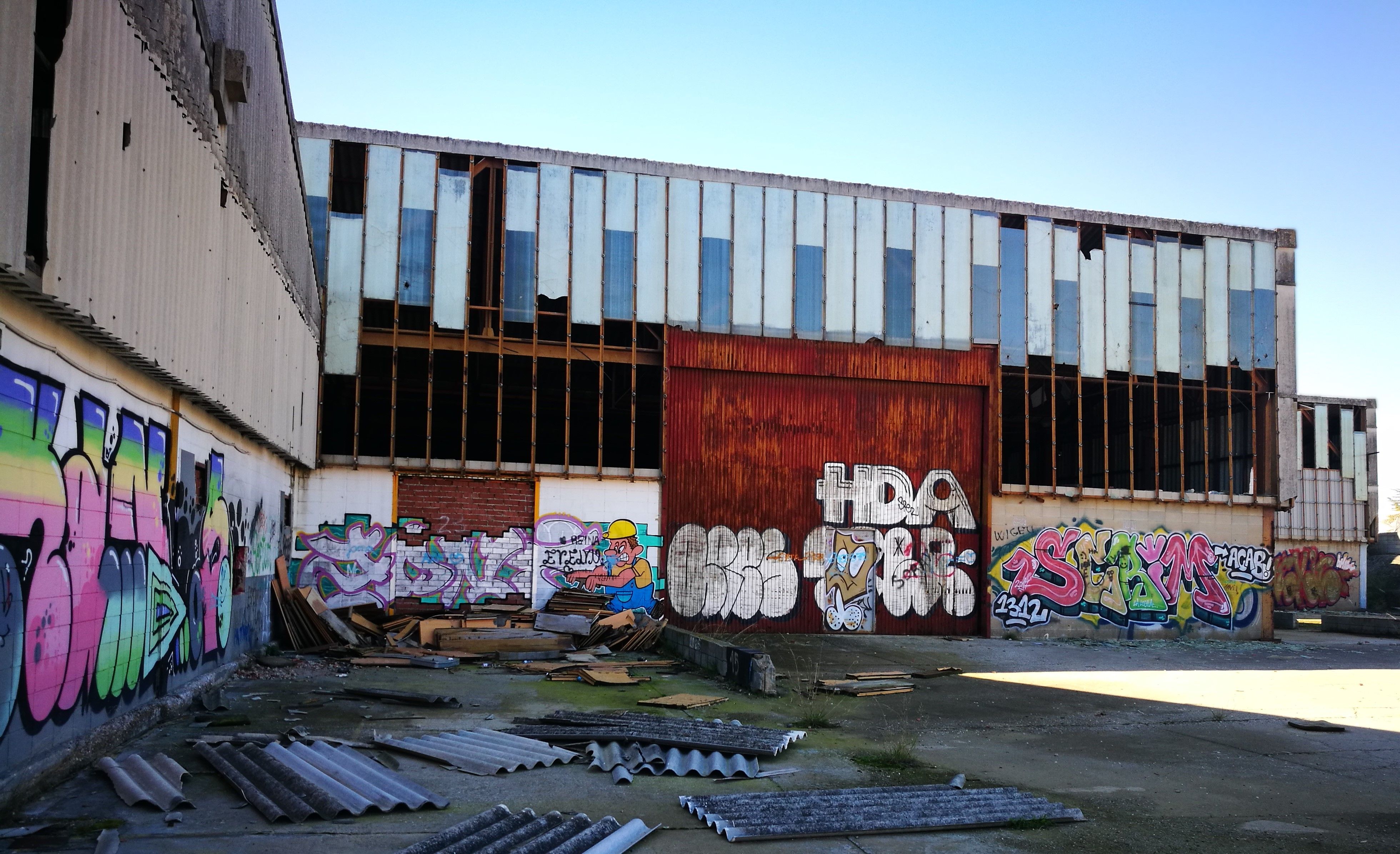 Les Naus Abandonades Del Poligon Industrial De Sant Genis Perill I Deixalles