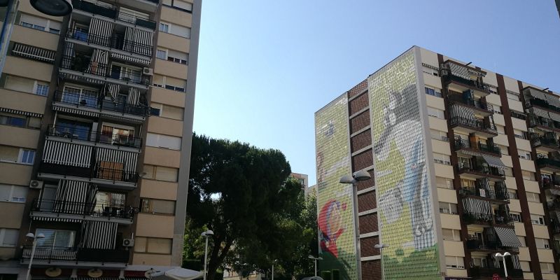 Vista del mural des de la plaça de la Constitució. FOTO: Redacció