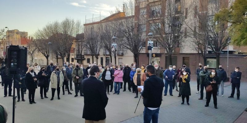 Persones congregades a la plaça Onze de Setembre de Rubí escolten el discurs de Josep Rull. FOTO: Redacció