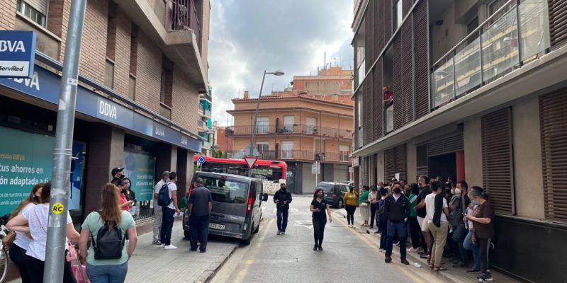 Una furgoneta amb planxes de ferro ha aparcat davant de l'entrada de l'edifici a l'hora prevista per al desnonament. FOTO: NHS