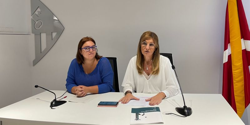 L'alcaldessa de Rubí i la regidora de Salut, durant la presentació de la guia de prevenció del suïcidi. FOTO: NHS