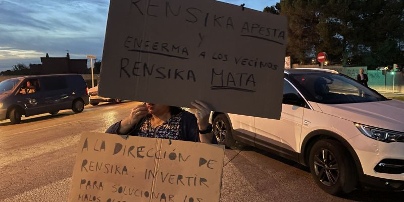 Una de les pancartes que els veïns han mostrat durant la concentració. FOTO: NHS