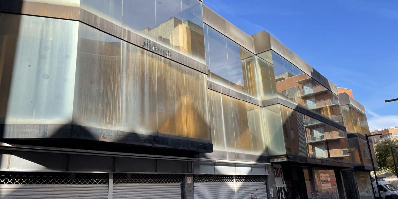 L’edifici tenia una botiga de joguines, una immobiliària, un bar, i un supermercat Condis a la planta baixa. FOTO: NHS