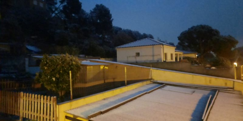 Fina capa de neu aquest dilluns a la matinada a Sant Muç. FOTO: Bernat Bella