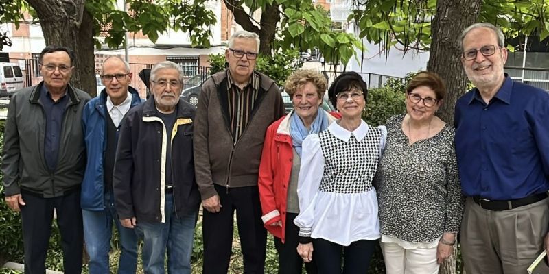 D'esquerra a dreta: El Francesc, el Paco, el Jordi C., el Jordi T., la Pilar, la Maria Teresa, la Ramona i el Rafael.