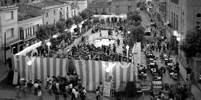 L’envelat de Festa Major a la plaça del Sortidor, 1960. FOTO: arxiu Marroyo/ANC