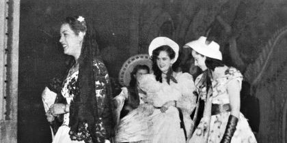 Les "señoritas" Conxita Pérez, Glòria Carbonell i Rosa Carrera al Casino. FOTO: Cedida per la família Carrera-Carbonell