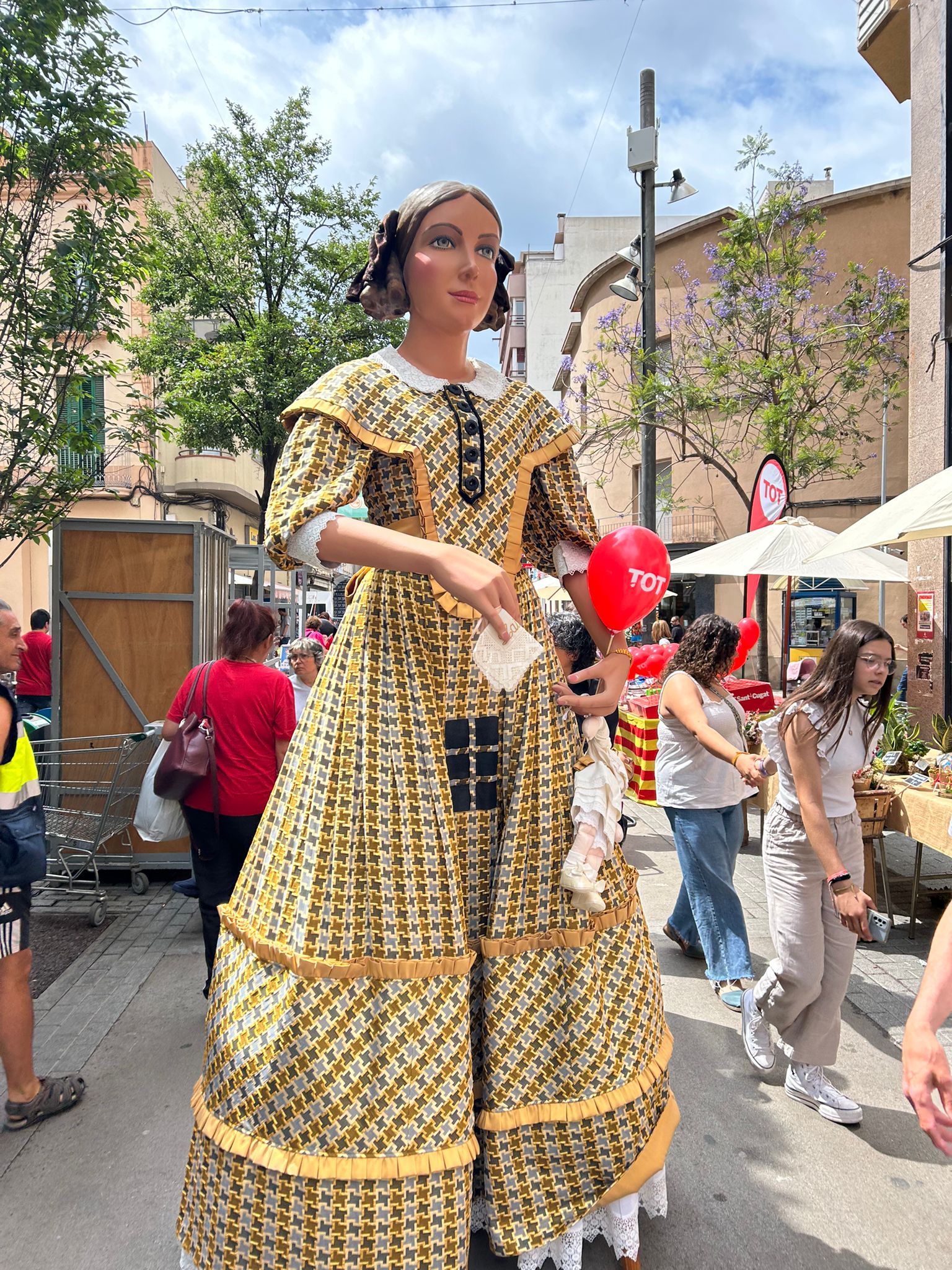 La geganta Laia amb el globus del TOT Rubí. FOTO: Cedida