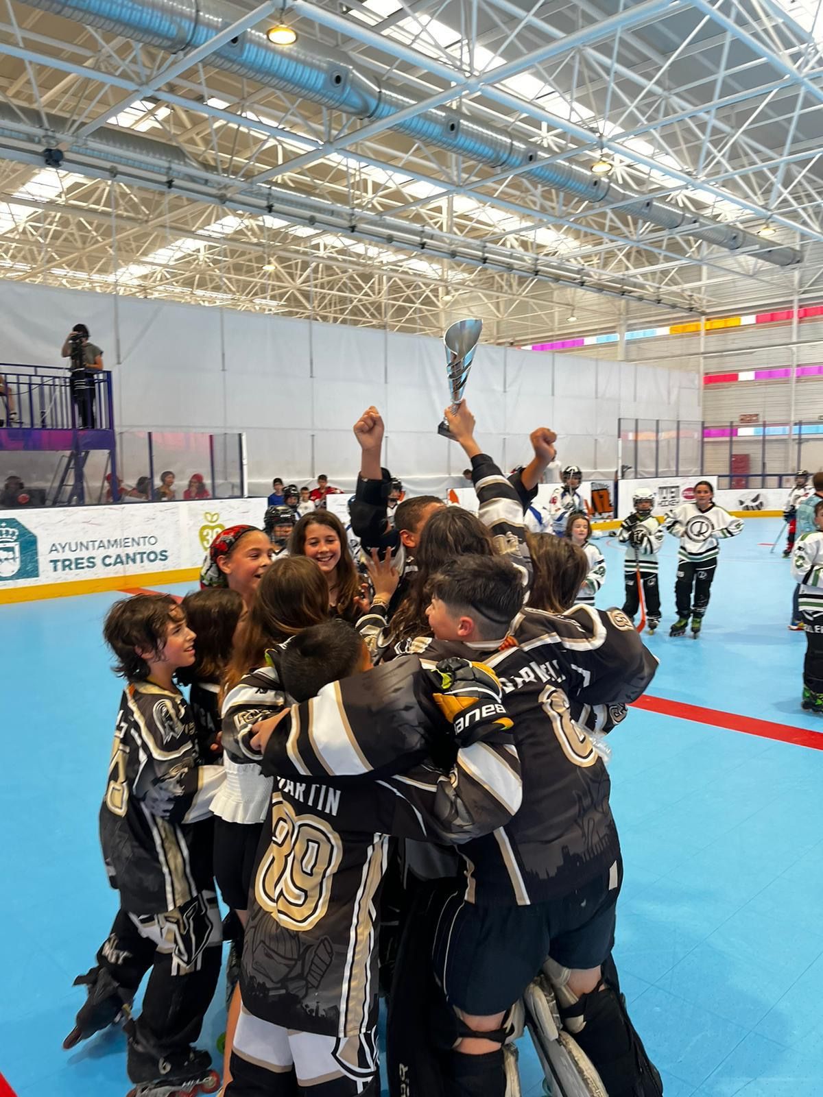 Els benjamins del Cent Patins amb la plata del torneig. FOTO: Cedida