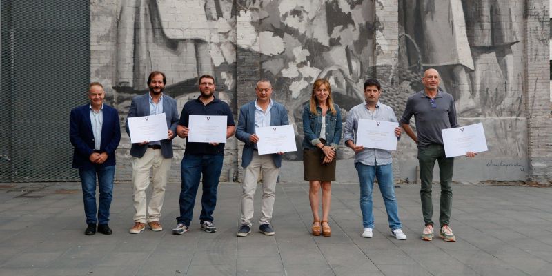 Els premiats amb l’alcaldessa davant del Celler. FOTO: Ajuntament de Rubí - Localpres