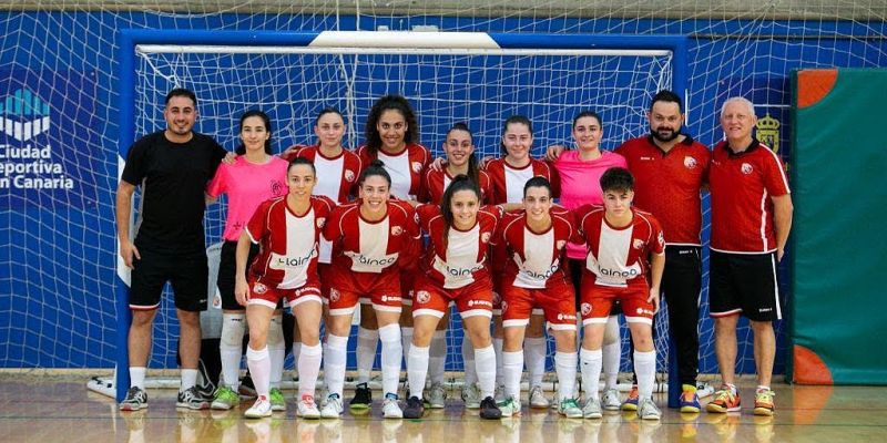 Les noies del primer equip del futbol sala femení de l'Esportiu Rubí i David Parrilla a l'esquerra. FOTO: @localpres