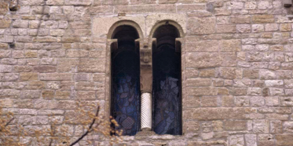 El finestral romànic de l'església de Sant Pere. FOTO: Arxiu | Germán García |Arxiu Fotogràfic del Centre Excursionista de Catalunya