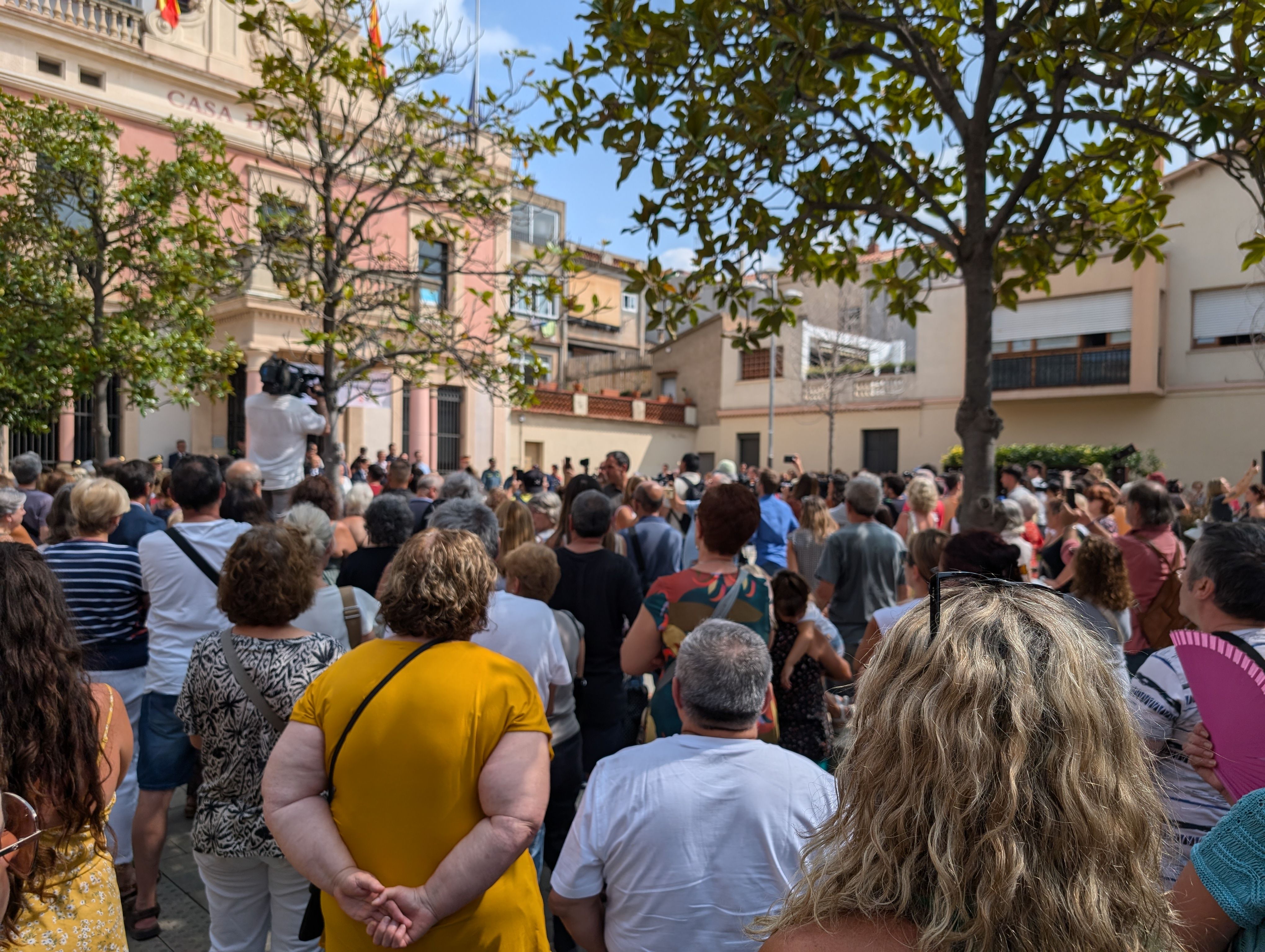 La ciutadania concentrada a la plaça Pere Aguilera. FOTO: E.L.