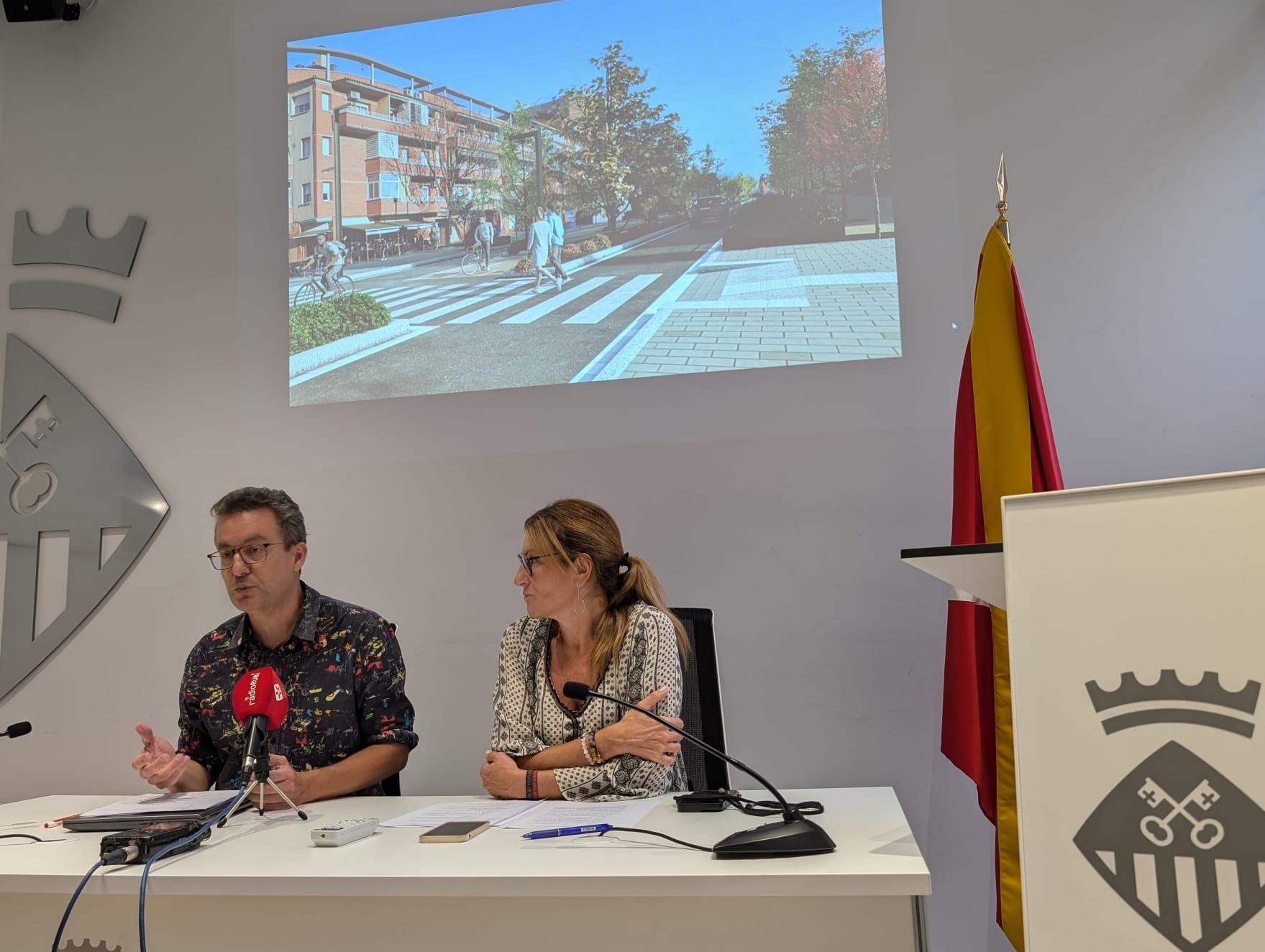 El regidor de medi ambient, Andrés Medrano, i l'alcaldessa de Rubí, Ana María Martínez, durant la presentació de la primera fase del projecte. FOTO: Estela Luengo