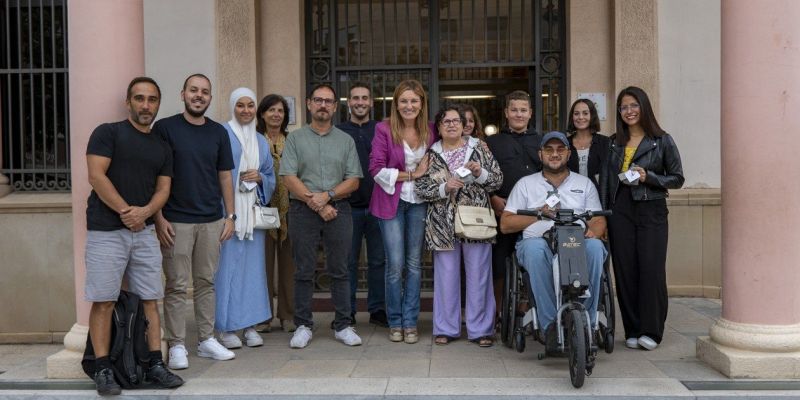 L’alcaldessa, el regidor d’Habitatge i la regidora de Drets Socials, amb les persones adjudicatàries. FOTO: Ajuntament de Rubí – Localpres)