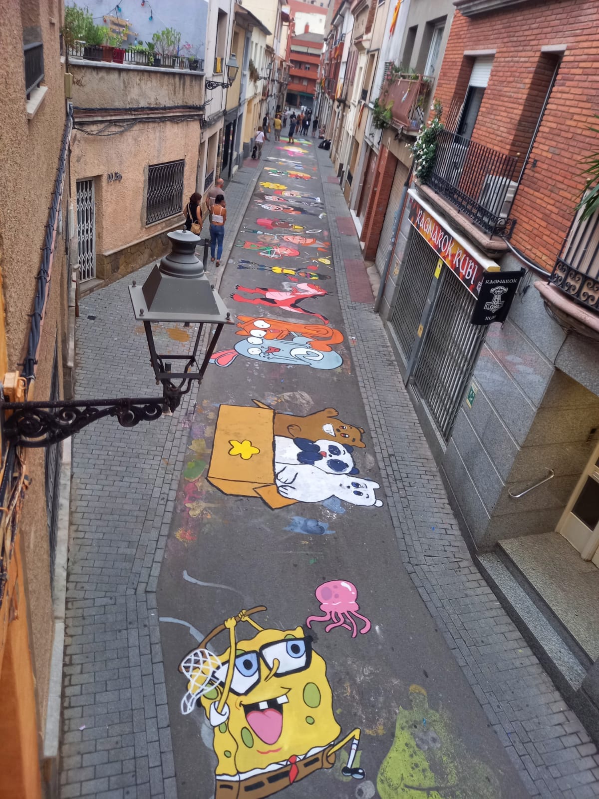 Pintades al carrer Sant Miquel per les seves festes del 2023. FOTO: Cedida