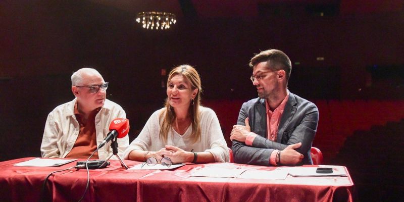 L’alcaldessa, el regidor de Promoció i Dinamització Cultural i el director de La Sala, durant la presentació de la programació. FOTO: Ajuntament de Rubí – Localpres