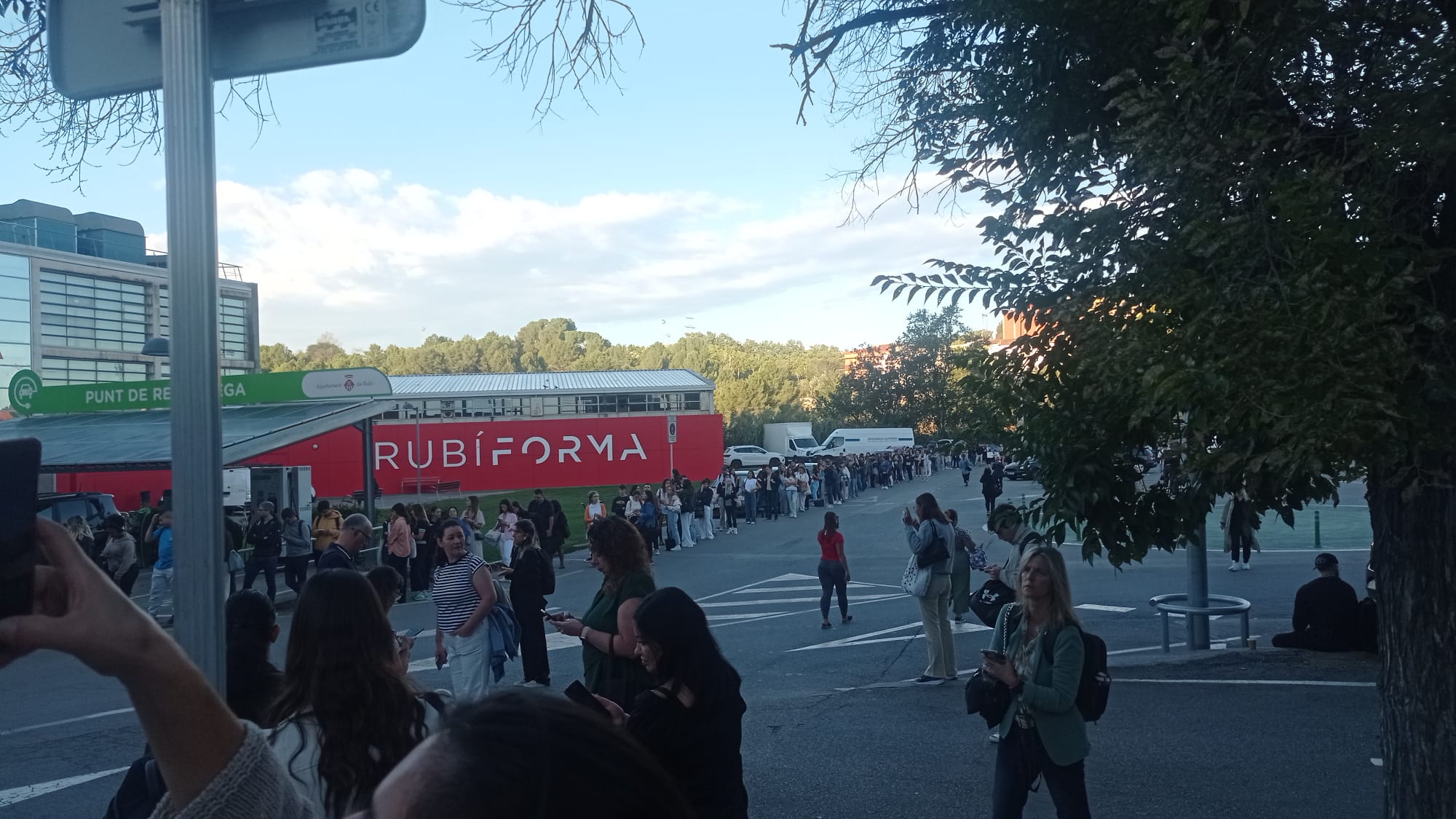 Cues per agafar el bus cap a Sant Cugat. FOTO: Marta Casas