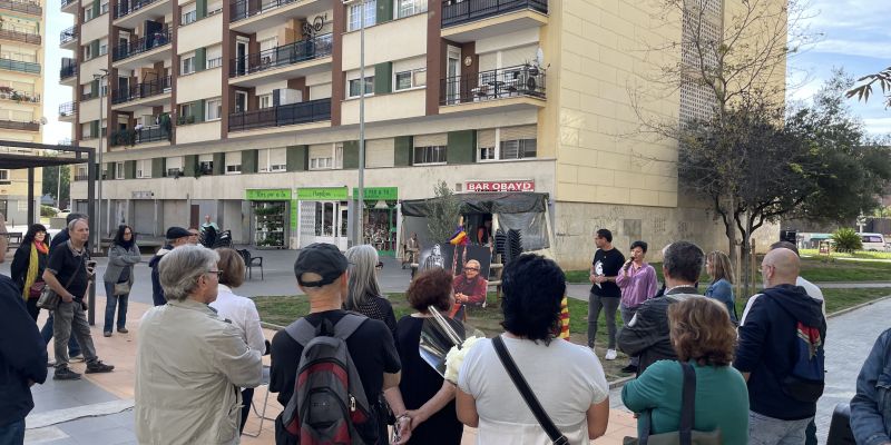 Una trentena de persones recorden Neus Català a la seva plaça homònima FOTO: Marta Casas