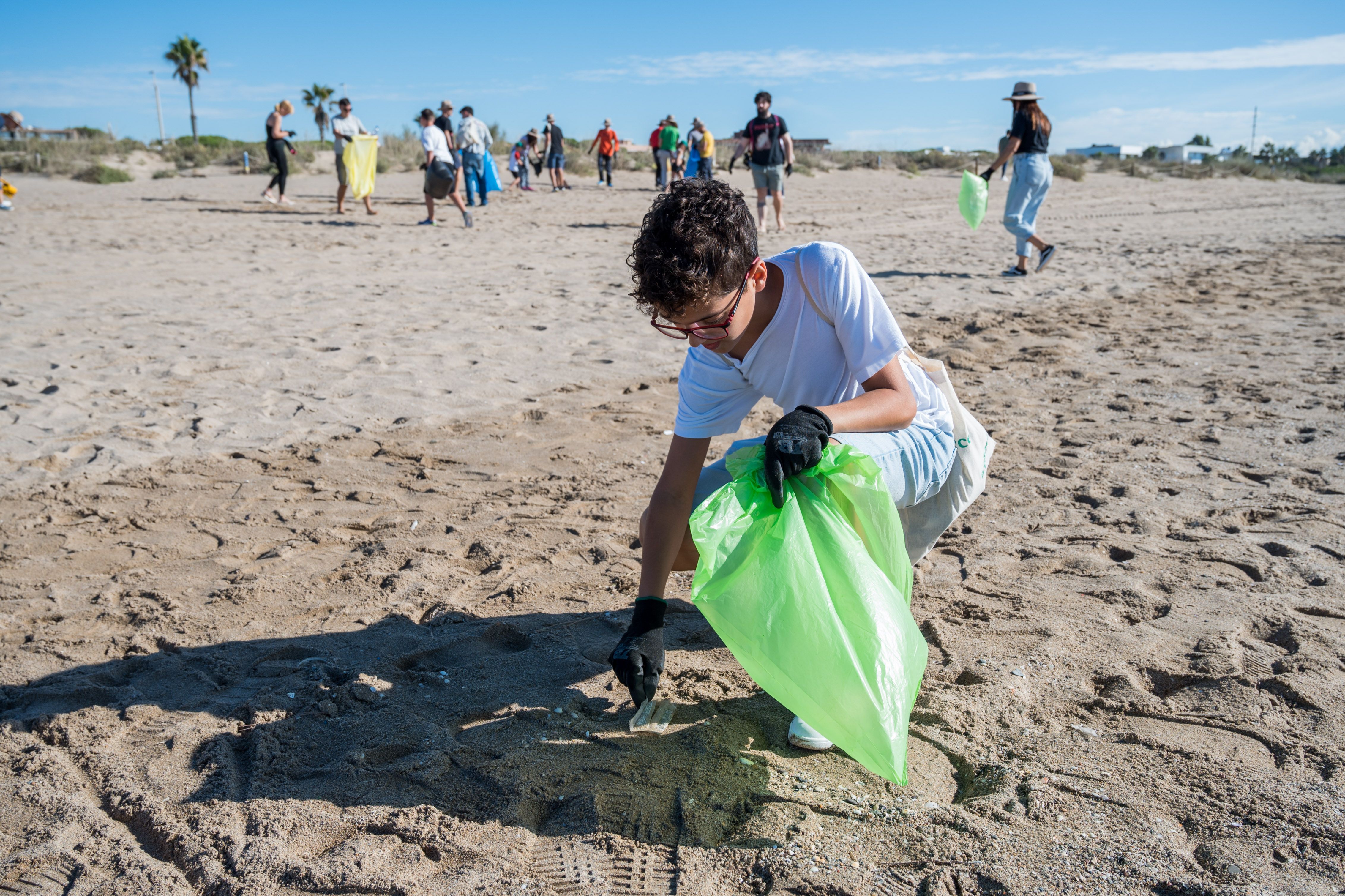 Un participant de la batuda de neteja a Gavà organitzada per B. Braun. FOTO: Carmelo Jiménez