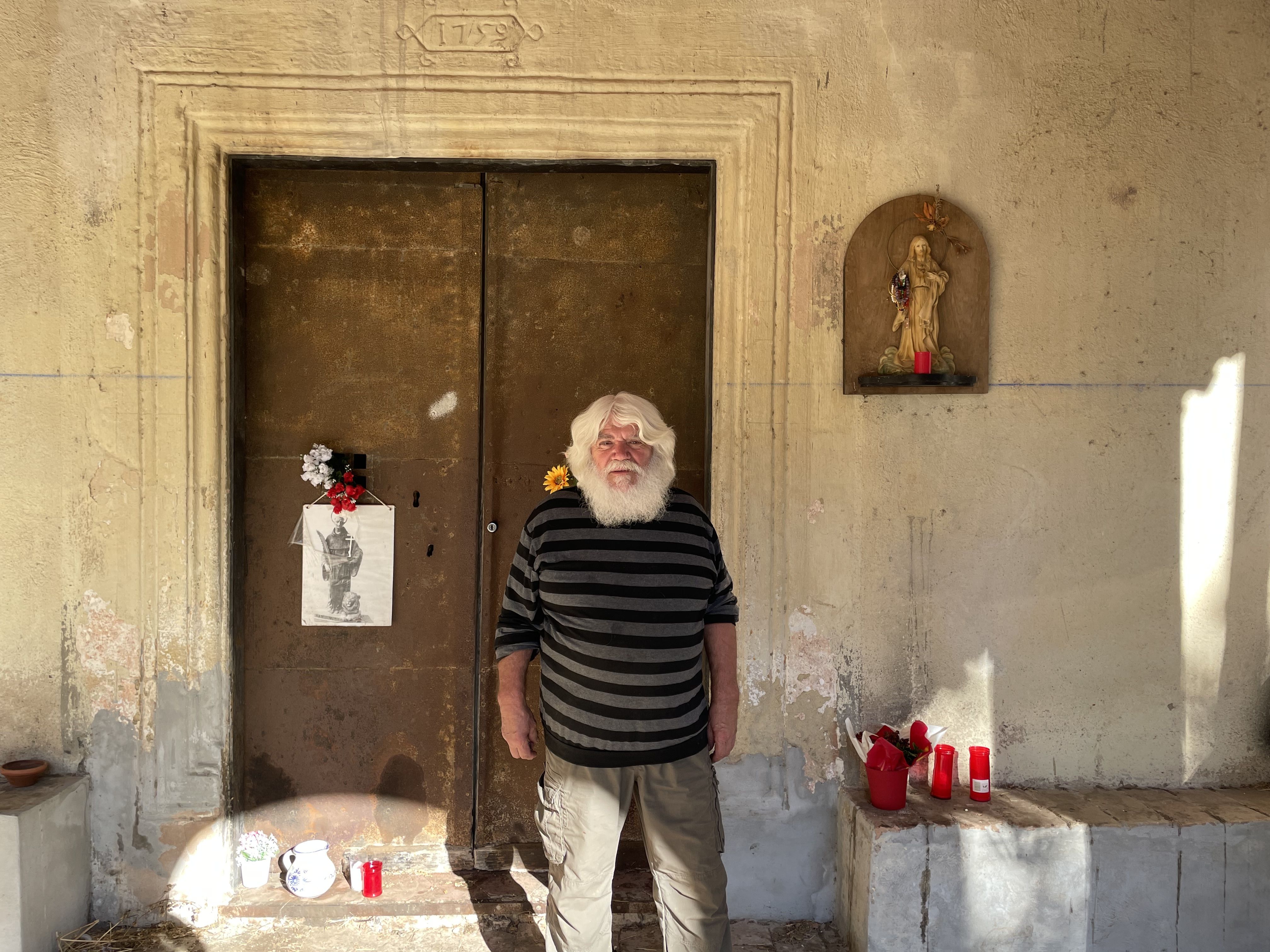 Joaquim a l'entrada de l'ermita. FOTO: Estela Luengo