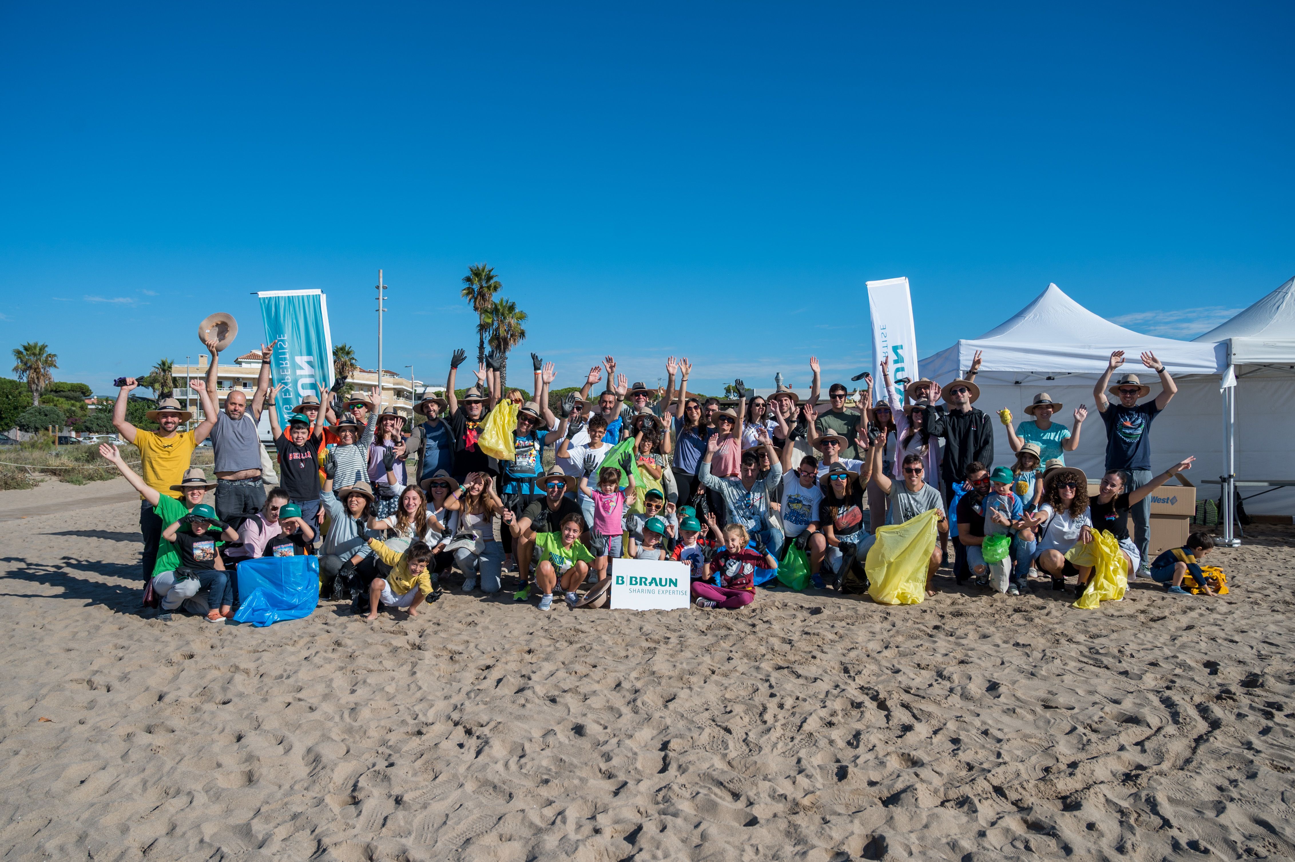 B. Braun participa en una batuda per netejar la platja de Gavà. FOTO: Carmelo Jiménez