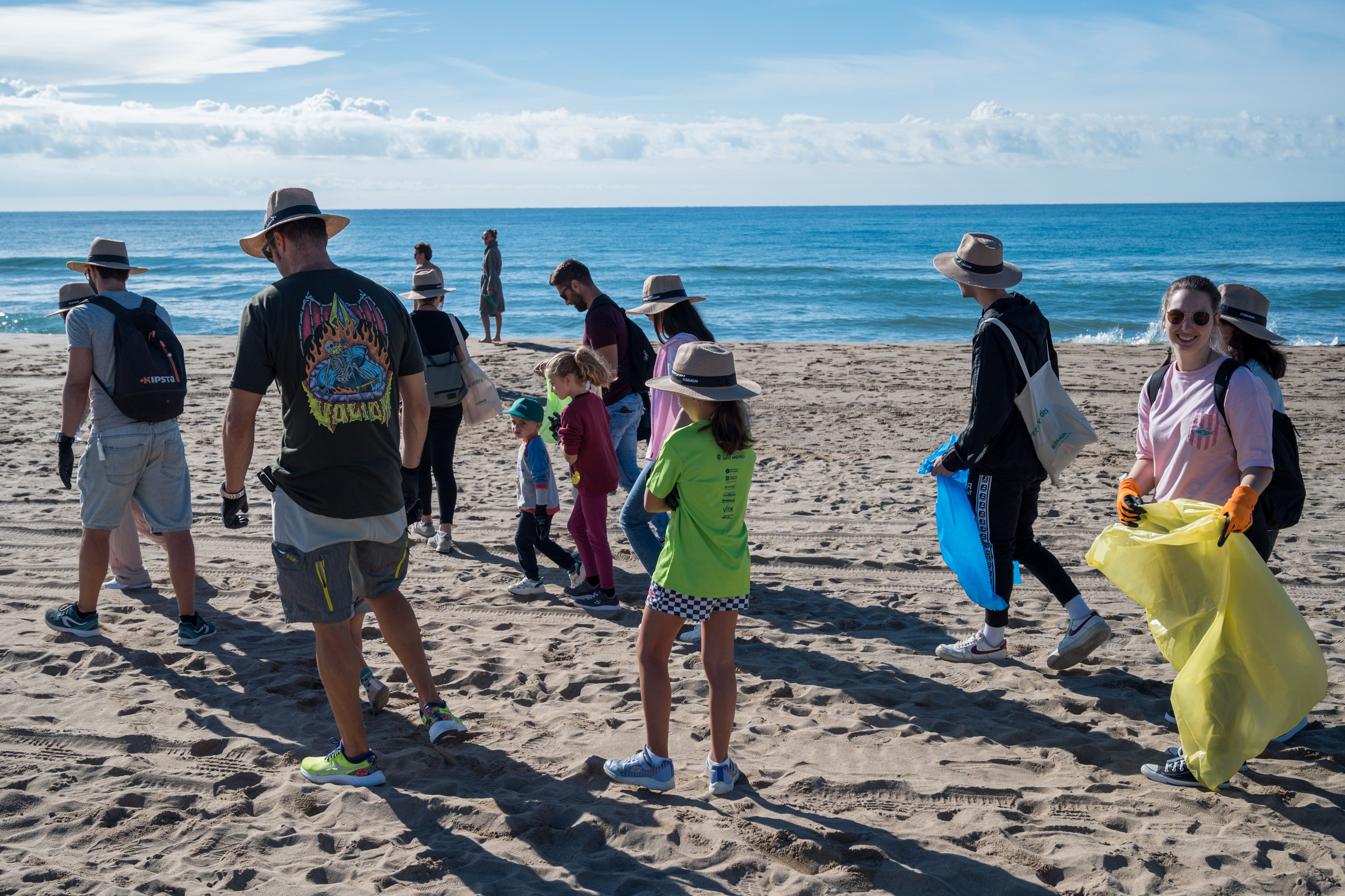 B. Braun participa en una batuda per netejar la platja de Gavà. FOTO: Carmelo Jiménez