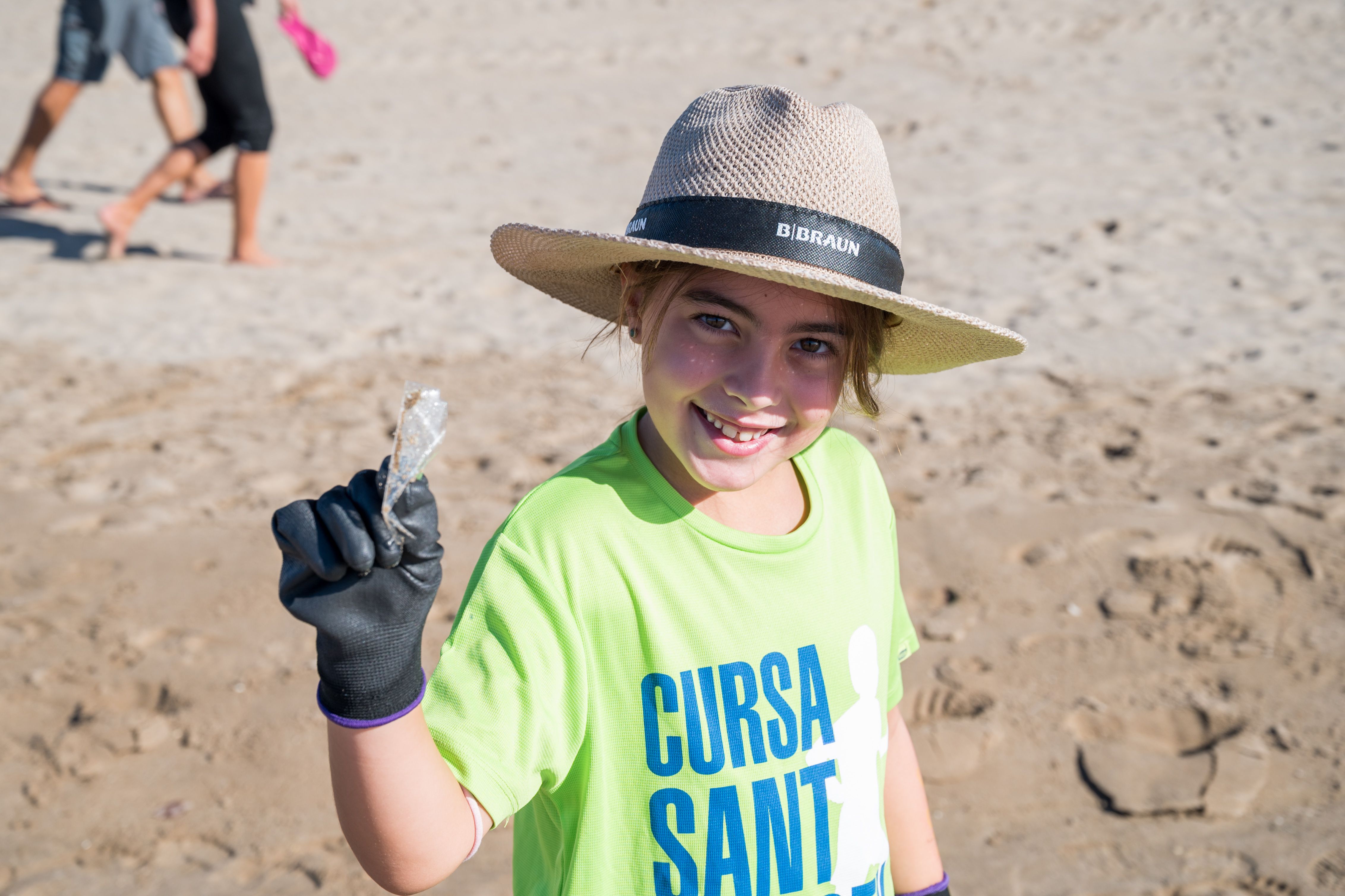 B. Braun participa en una batuda per netejar la platja de Gavà. FOTO: Carmelo Jiménez