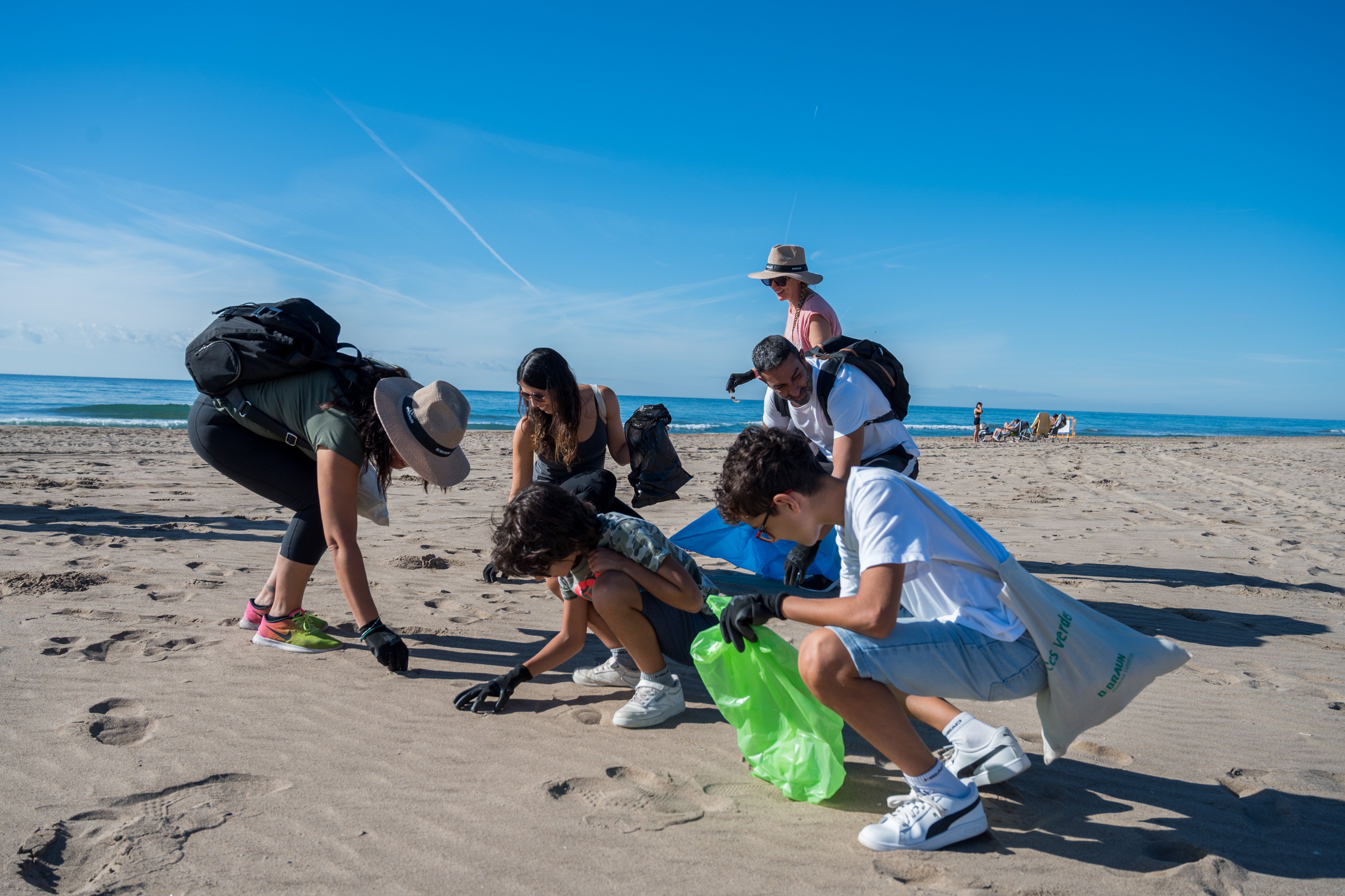 B. Braun participa en una batuda per netejar la platja de Gavà. FOTO: Carmelo Jiménez