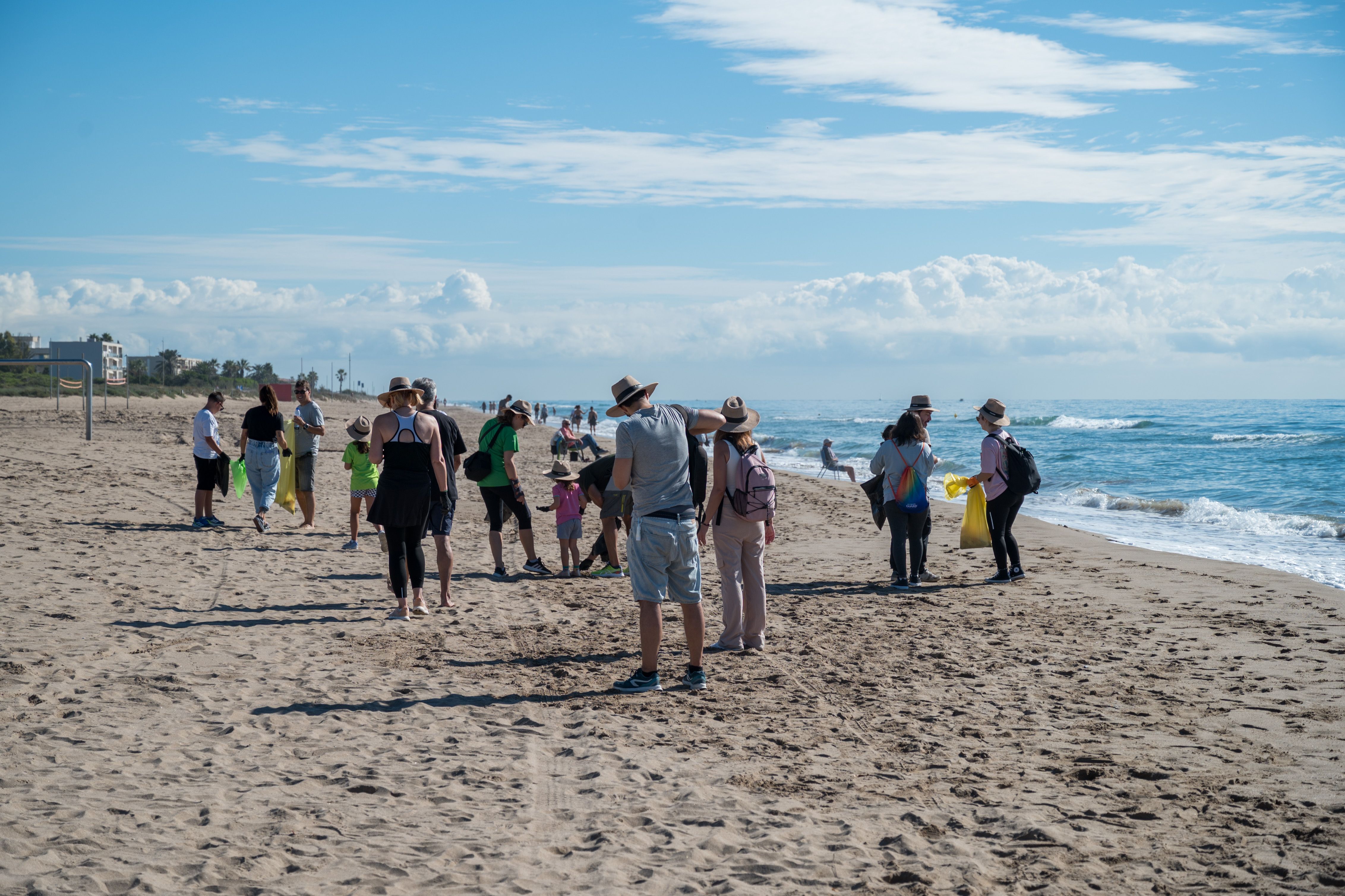 B. Braun participa en una batuda per netejar la platja de Gavà. FOTO: Carmelo Jiménez