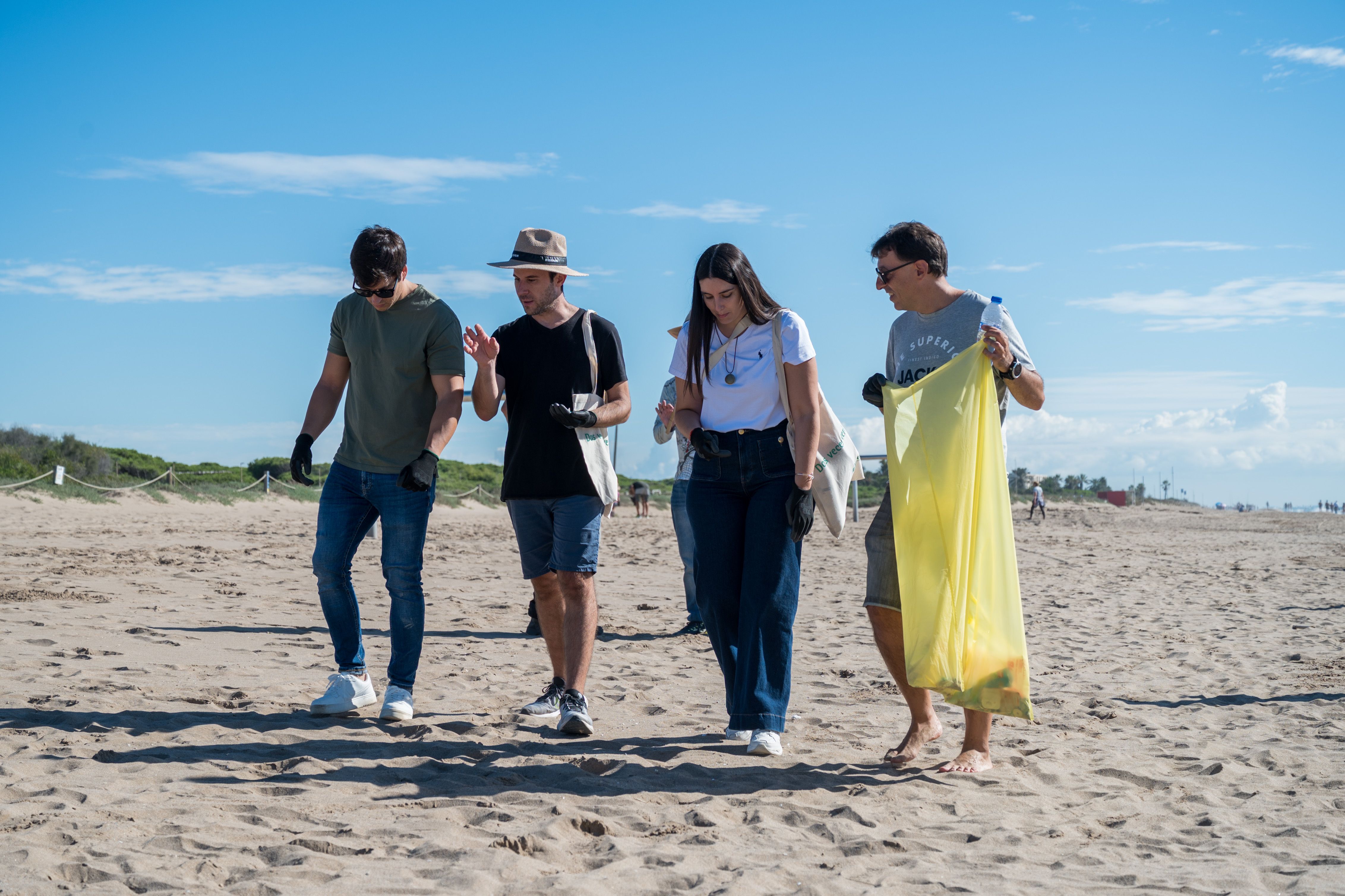 B. Braun participa en una batuda per netejar la platja de Gavà. FOTO: Carmelo Jiménez