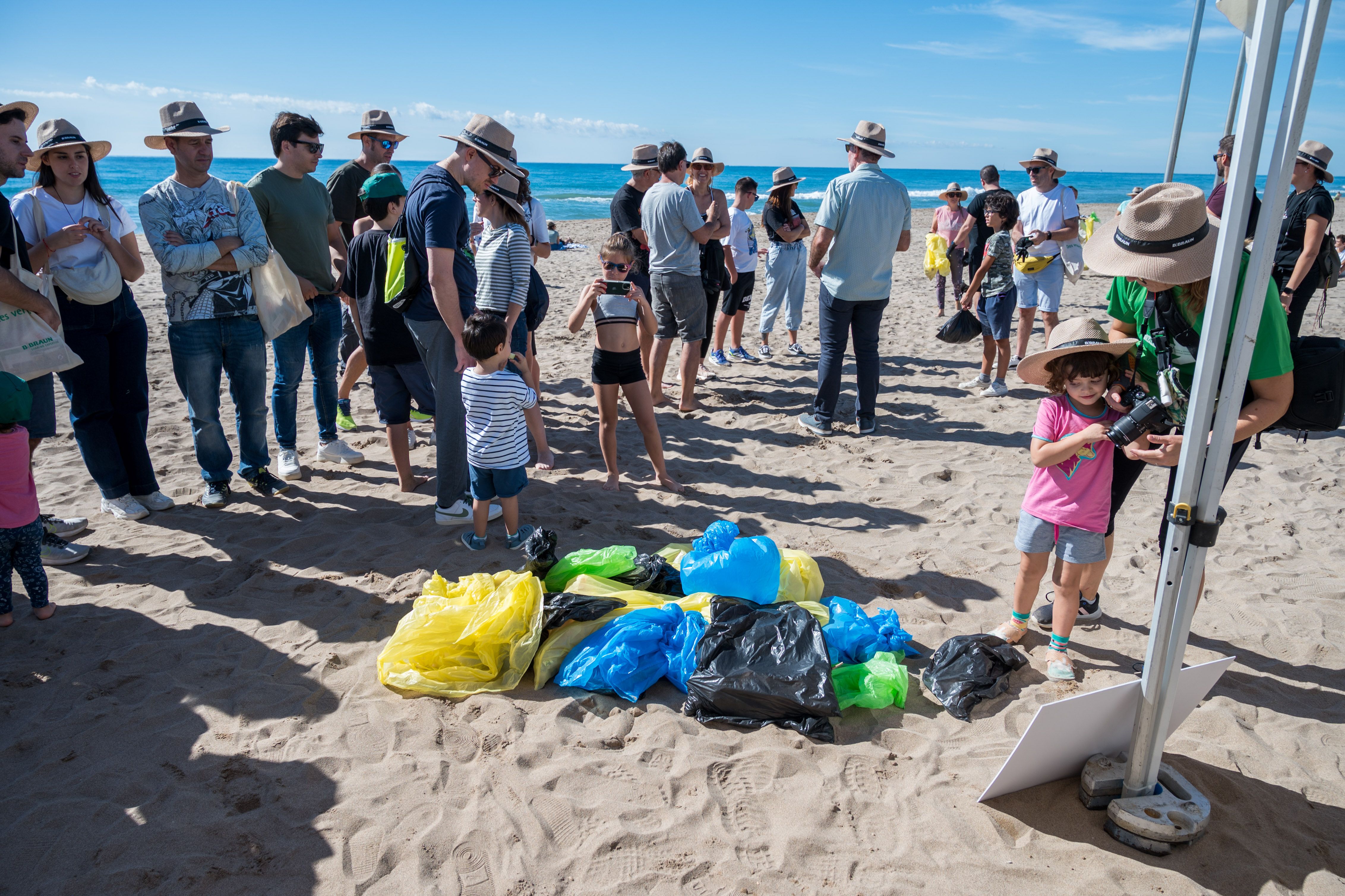 B. Braun participa en una batuda per netejar la platja de Gavà. FOTO: Carmelo Jiménez