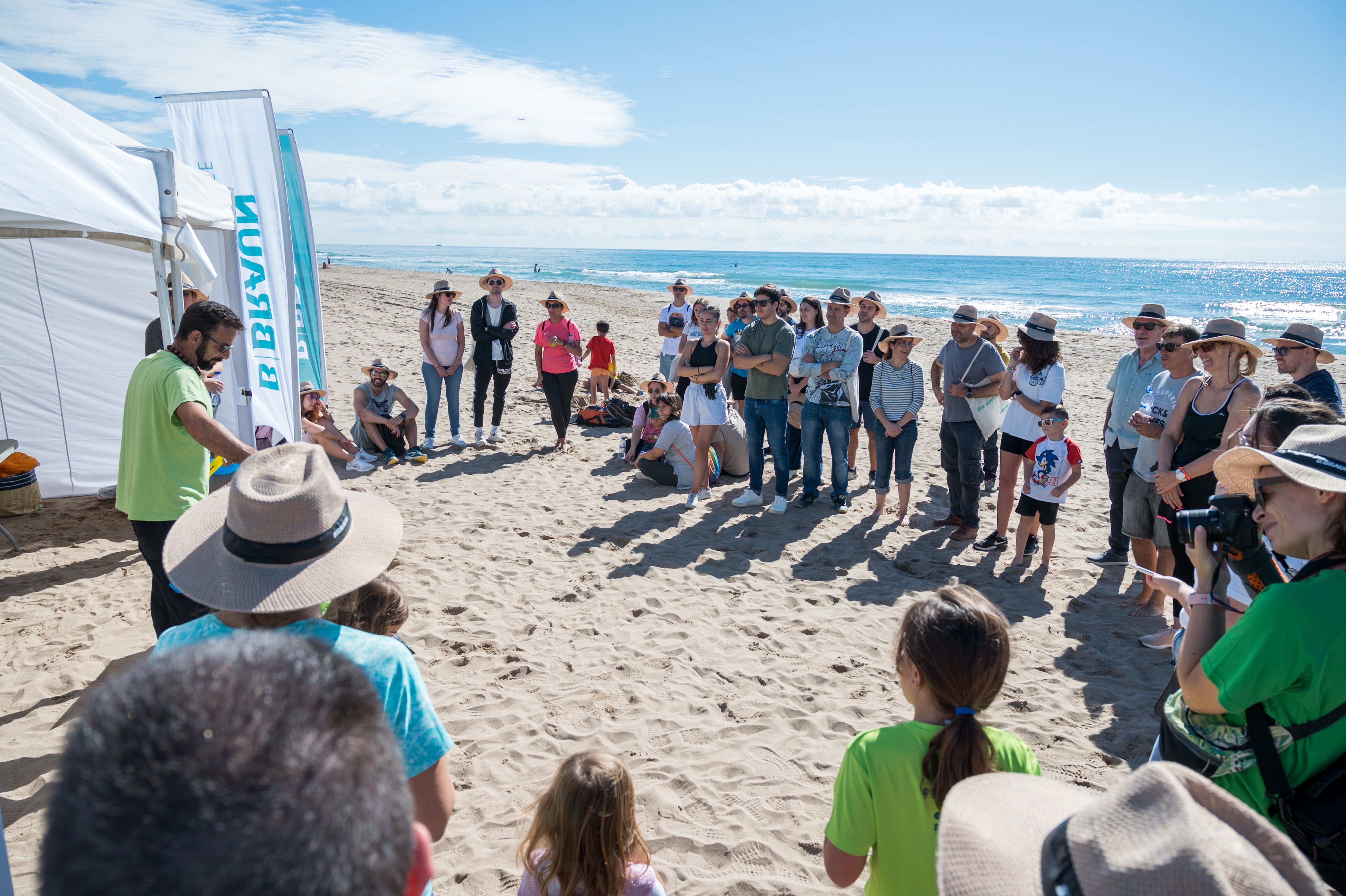 B. Braun participa en una batuda per netejar la platja de Gavà. FOTO: Carmelo Jiménez