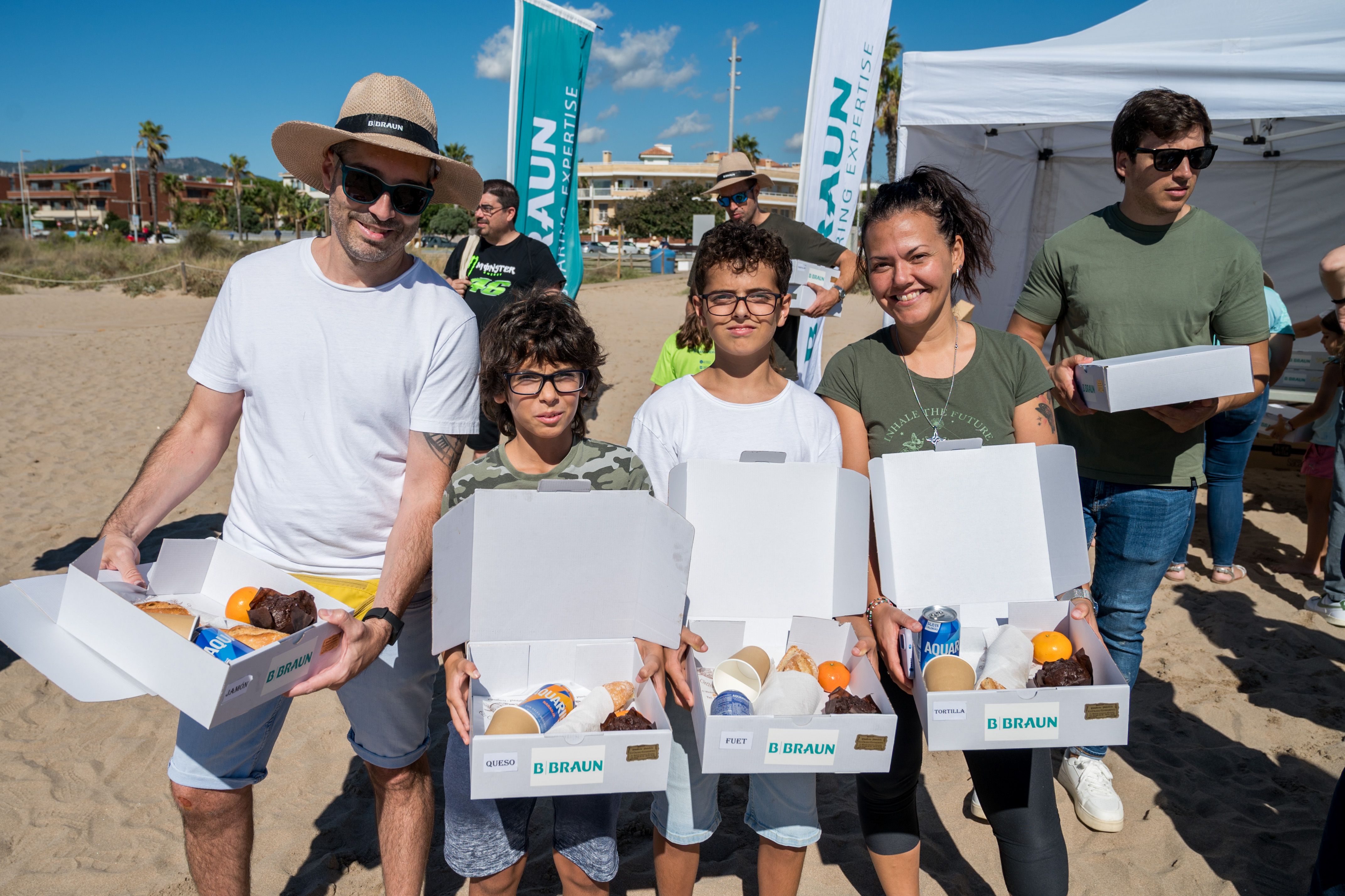 B. Braun participa en una batuda per netejar la platja de Gavà. FOTO: Carmelo Jiménez