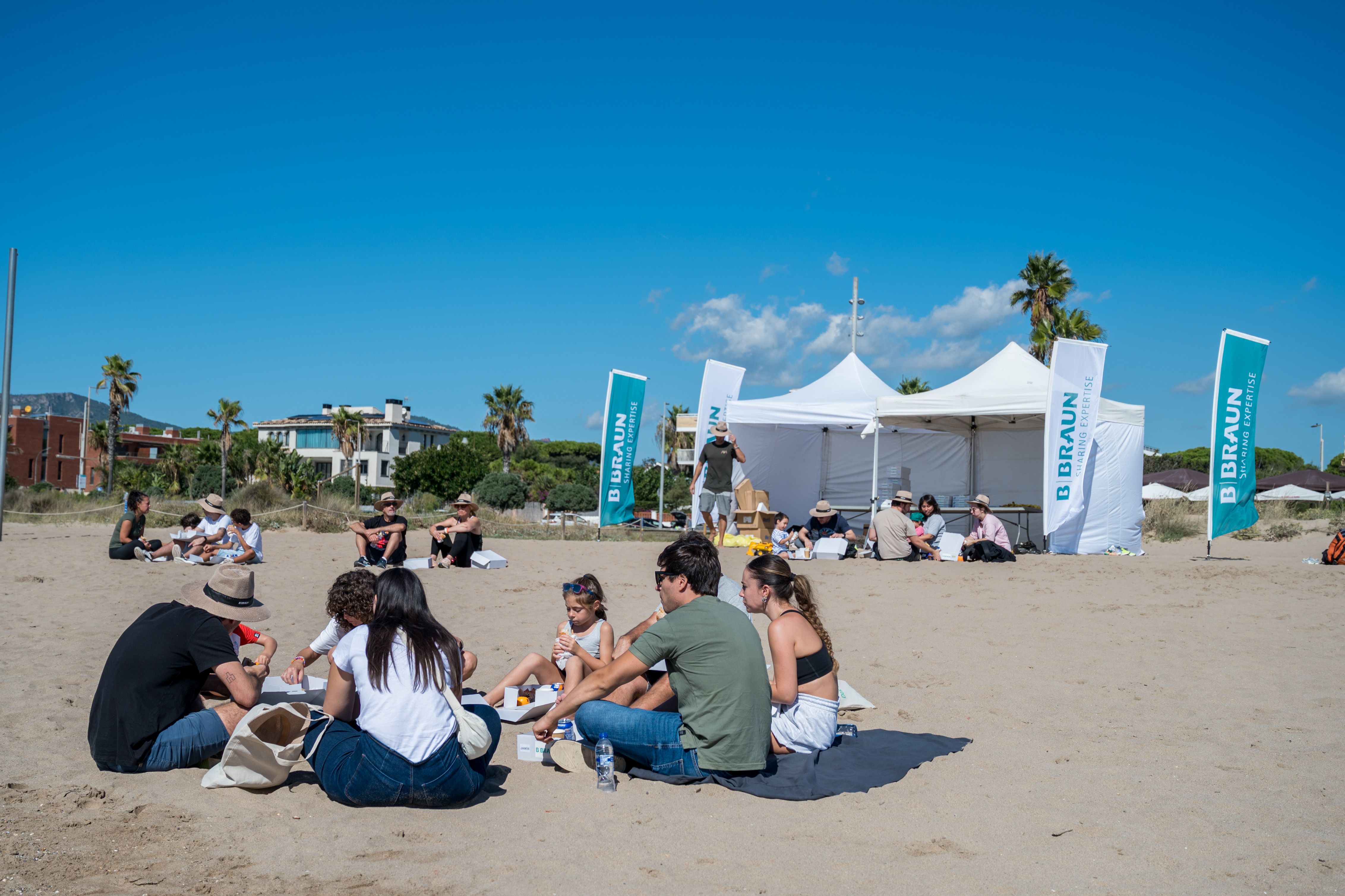 B. Braun participa en una batuda per netejar la platja de Gavà. FOTO: Carmelo Jiménez