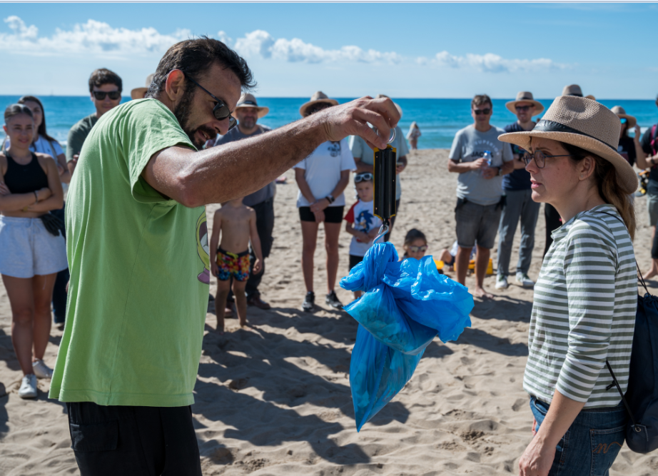 B. Braun participa en una batuda per netejar la platja de Gavà. FOTO: Carmelo Jiménez