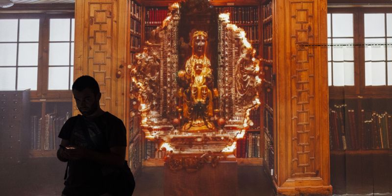 L'exposició planteja una mirada contemporània per a comprendre l'essència de Montserrat com a monestir i santuari. FOTO: Palau Robert