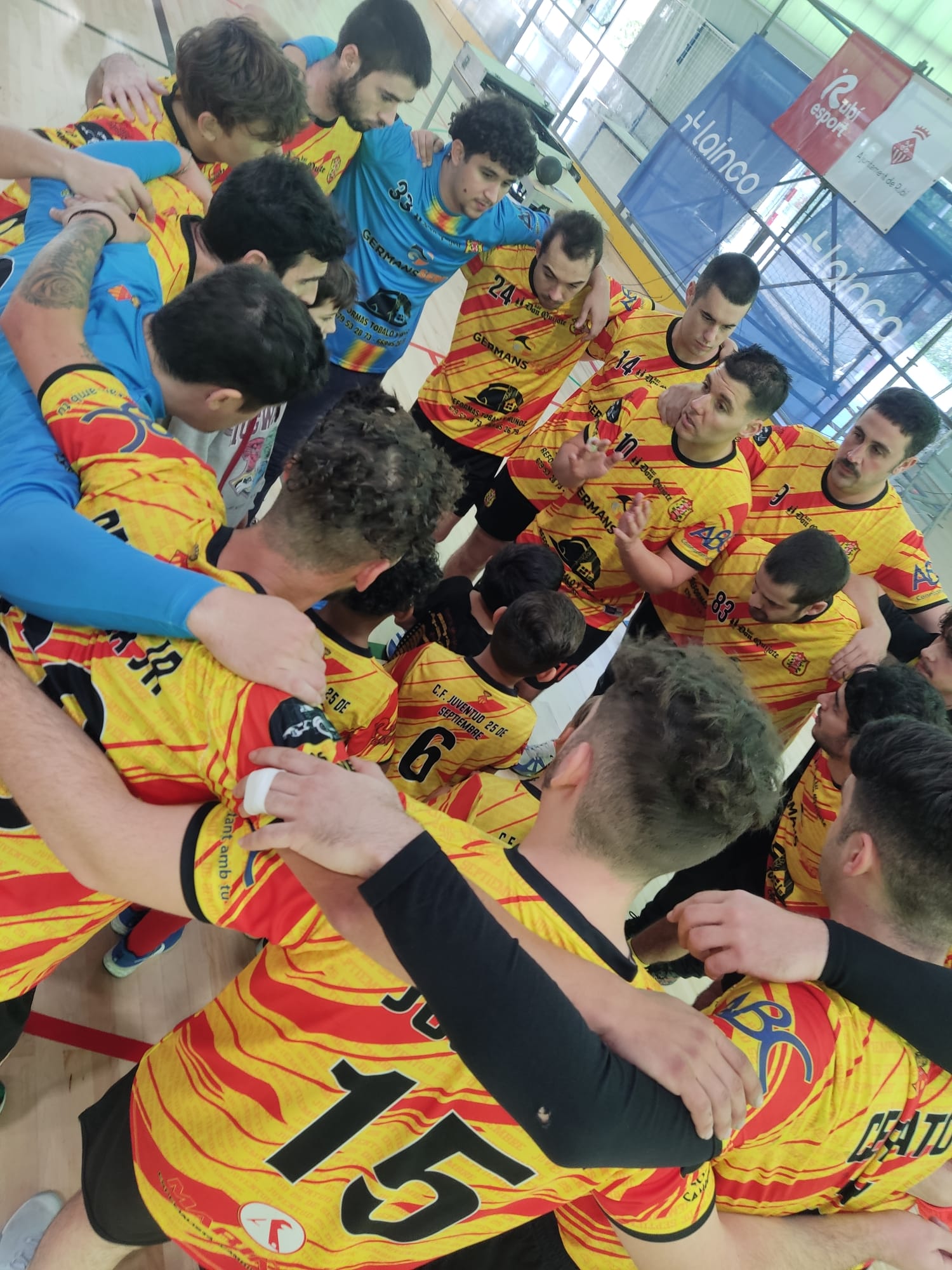 El Sènior d’handbol del Veinti va aconseguir un nou triomf al Poliesportiu de La Llana. FOOT: Veinti