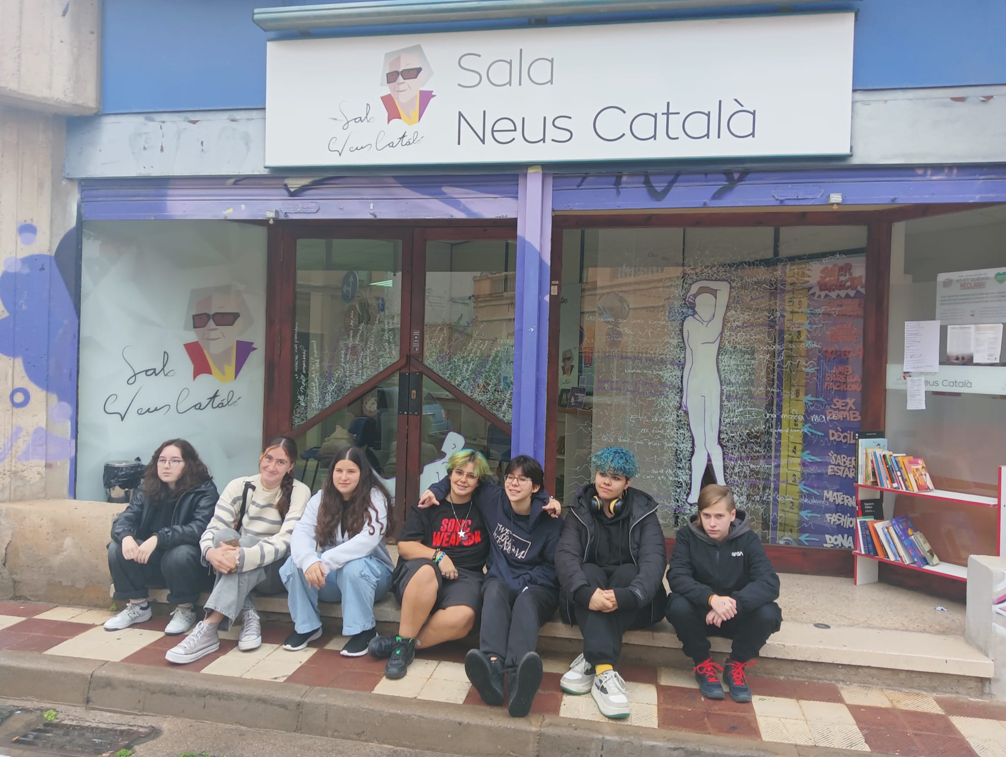 Alumnes d'EdRa durant el procés de plasmar el mural. FOTO: E.L.