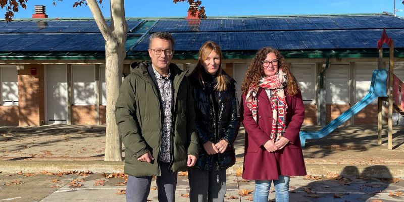  Ana María Martínez, i el regidor de Medi Ambient, Transició Energètica i Benestar Animal, Andrés Medrano, i la directroa del centre, Yolanda Giménez, en la visita a l’escola Ramon Llull. FOTO: Estela Luengo