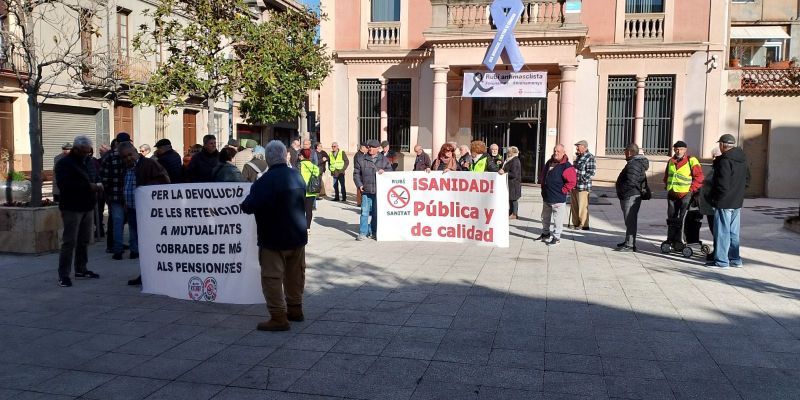 Desenes de persones es manifesten per demanar la devolució als pensionistes mutualistes. FOTO: Cedida