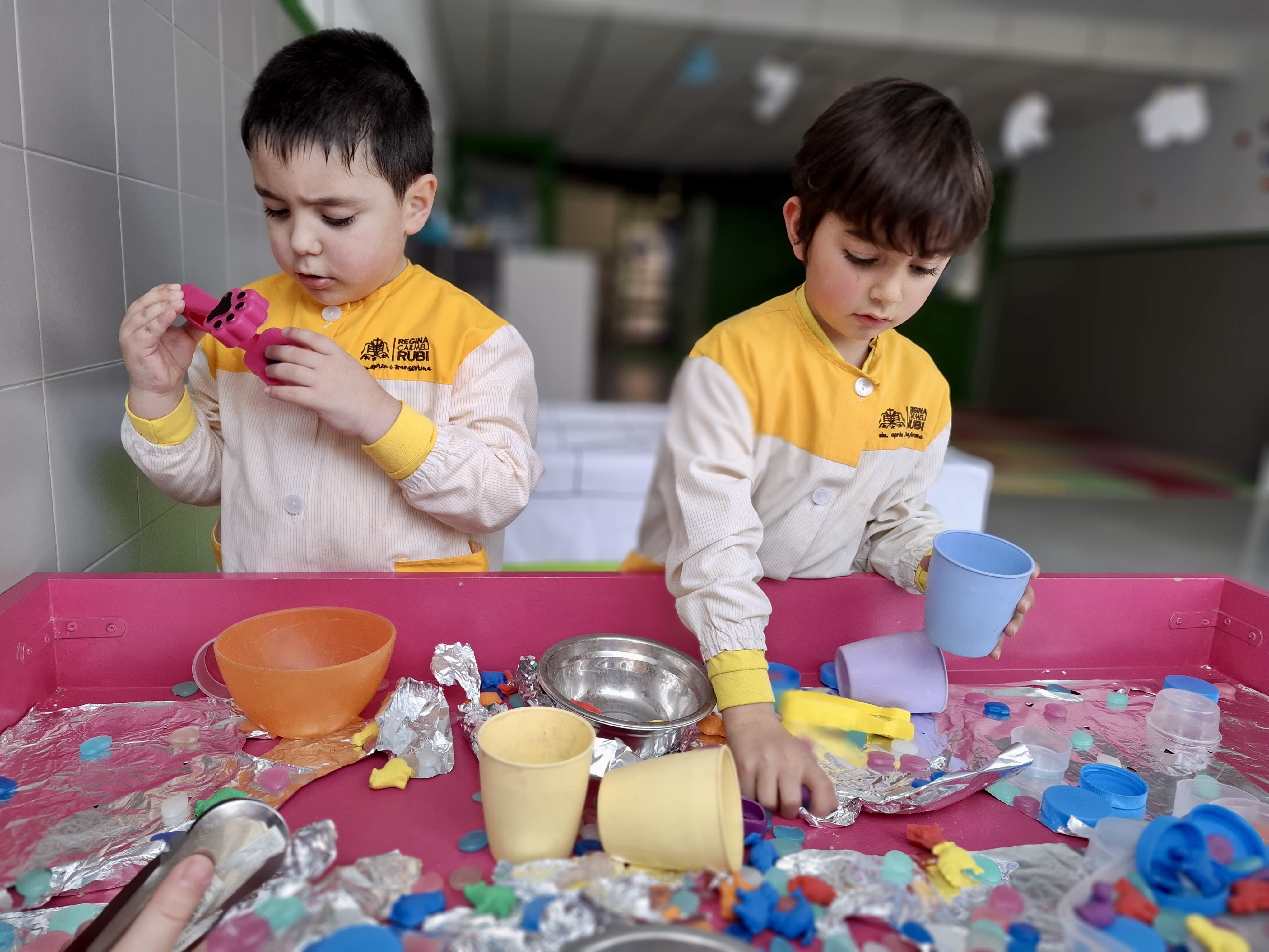 Joc simbòlic a l'escola de Rubí Regina Carmeli. FOTO: Cedida