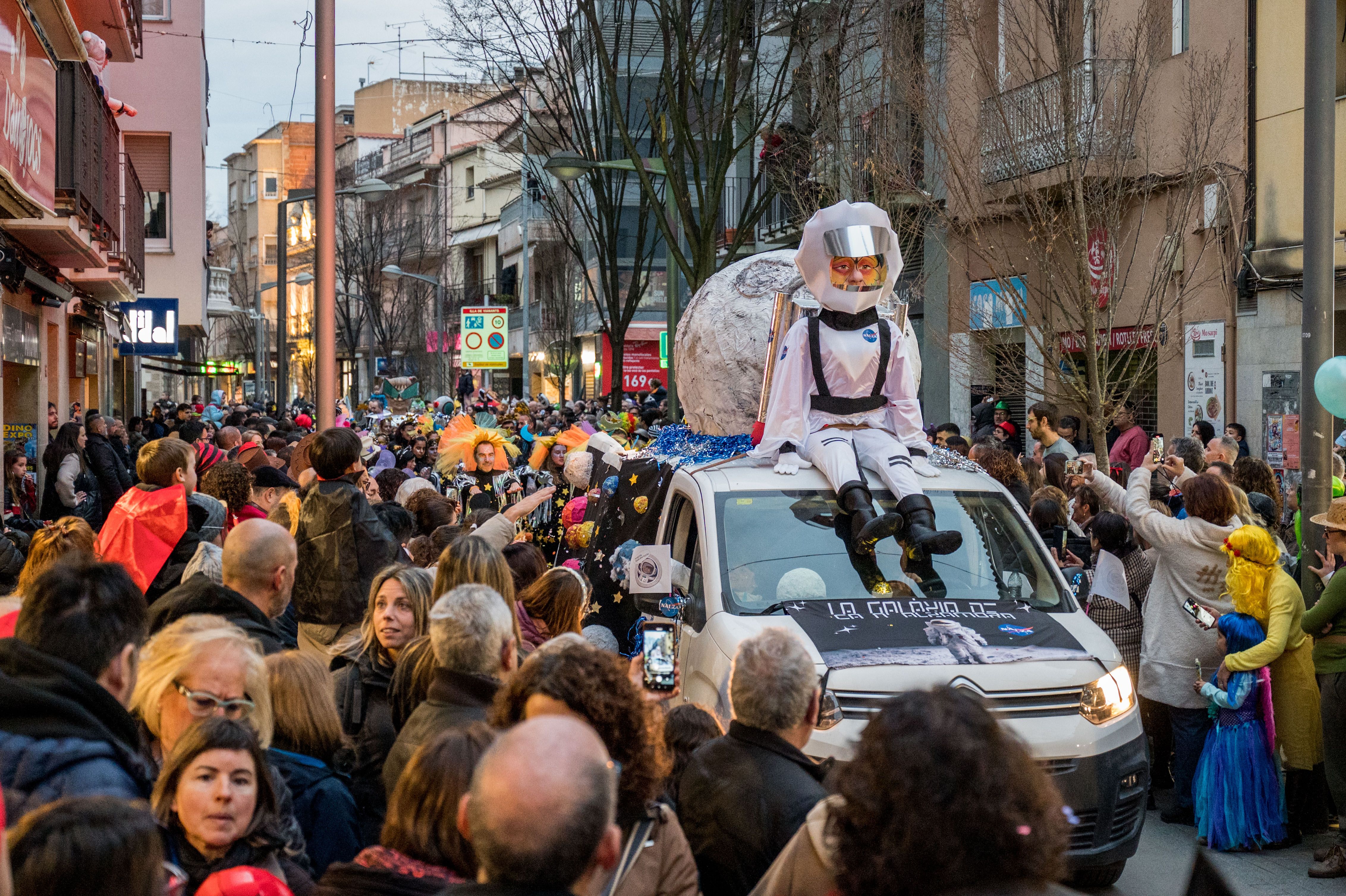 Rua de Comparses de Carnaval 2025 a Rubí FOTO: Carmelo Jiménez